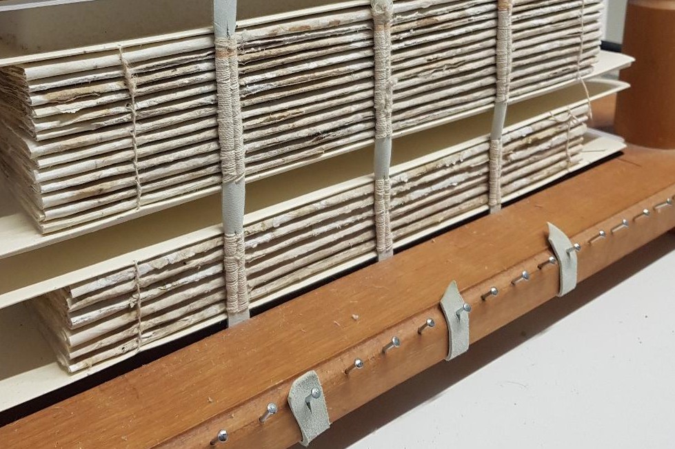 Operazioni di restauro ai registri manoscritti.